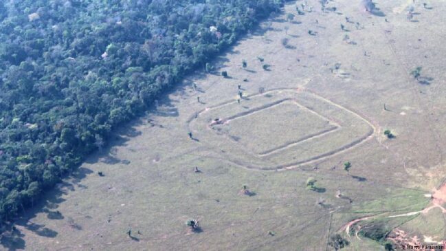 Mapeamento a laser identificou mais de 400 sítios cerimoniais e sugere que a população da antiga Amazônia era muito maior do que se imaginava (Foto: Reprodução/Martti Pärssinen/nature)