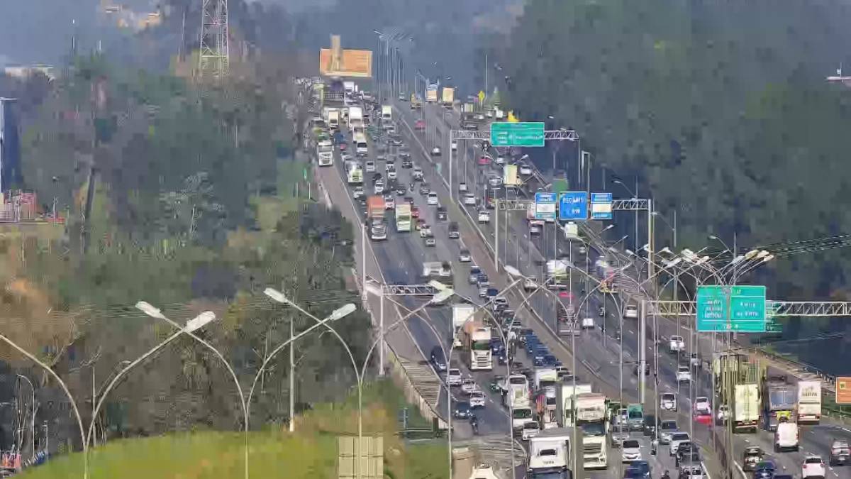 Motoristas enfrentam alterações no fluxo da rodovia durante a manhã desta terça.
