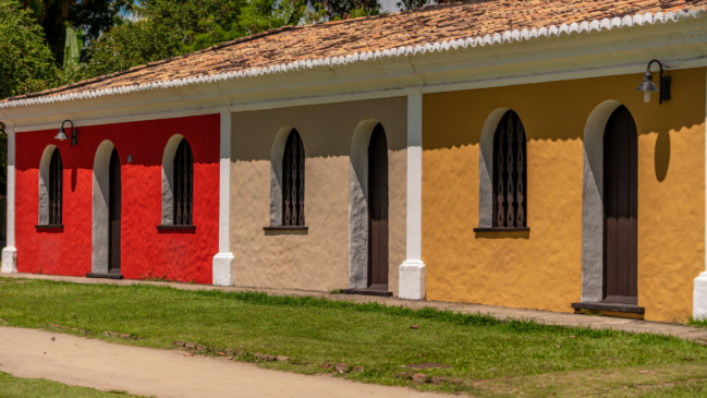 Especialistas apontam os tons que exigem mais cuidado e revelam como iluminação, acabamento e combinação podem mudar completamente o resultado (Foto: Pexels)