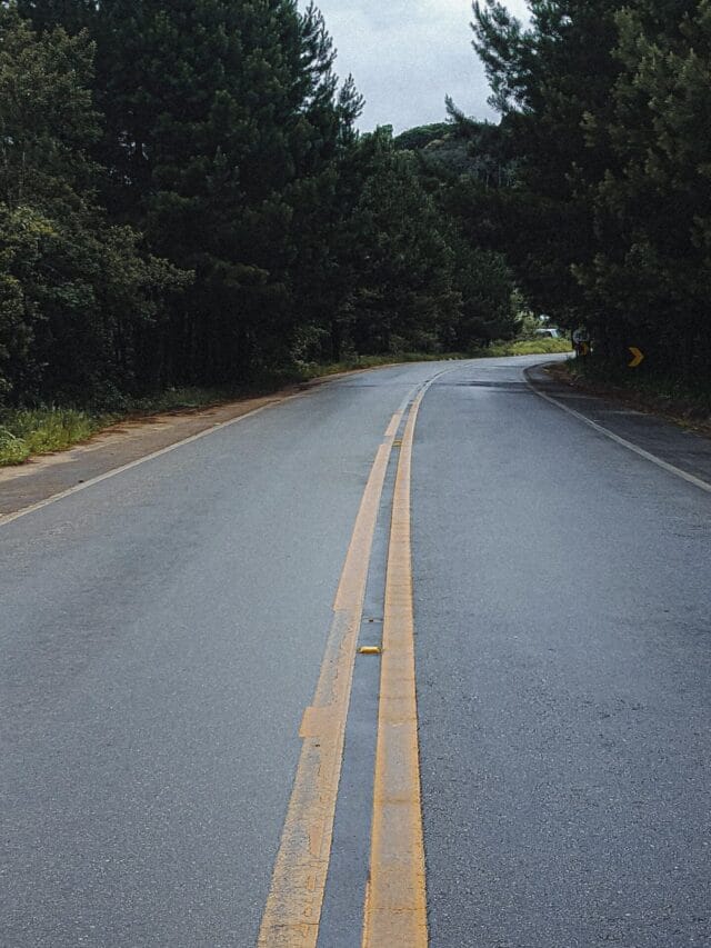 Faixa amarela na estrada não significa sempre a mesma coisa e detalhe no asfalto muda regra de ultrapassagem para motoristas; entenda
