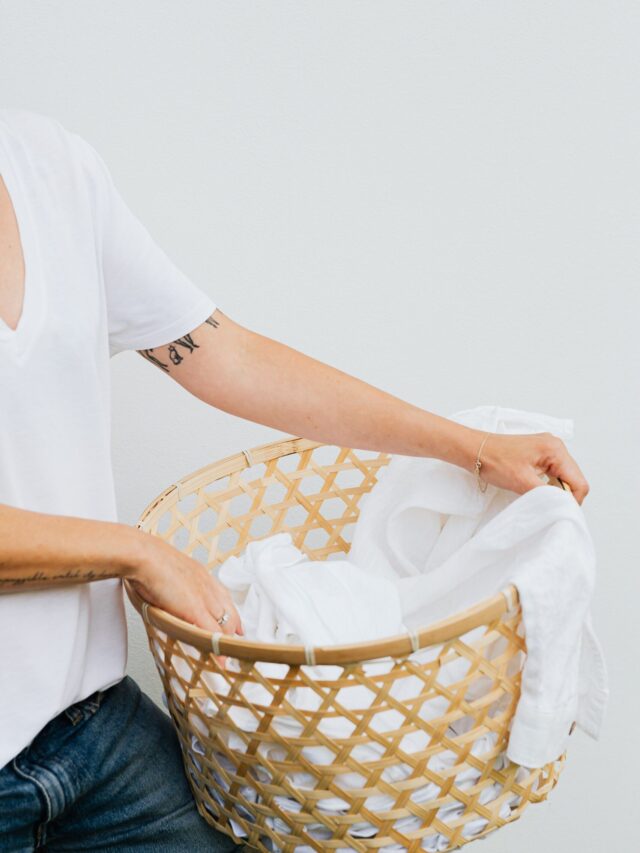 Sem água sanitária: aprenda a remover manchas amareladas de suor e devolver o branco às suas roupas preferidas