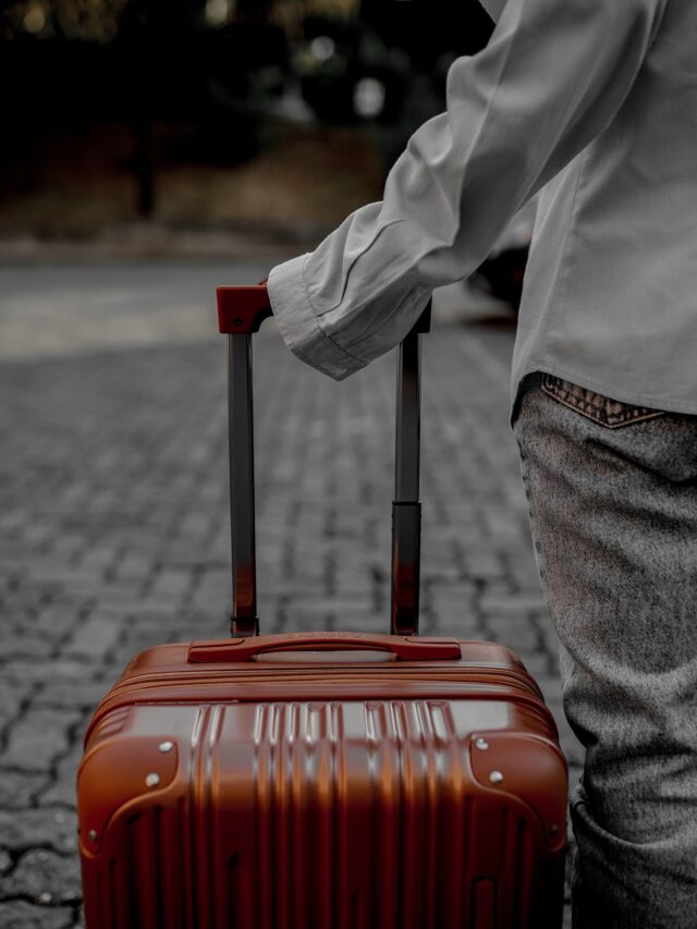 Truque para as próximas viagens: fita adesiva nas rodas da mala ganha espaço entre viajantes por ajudar a proteger a bagagem durante voos