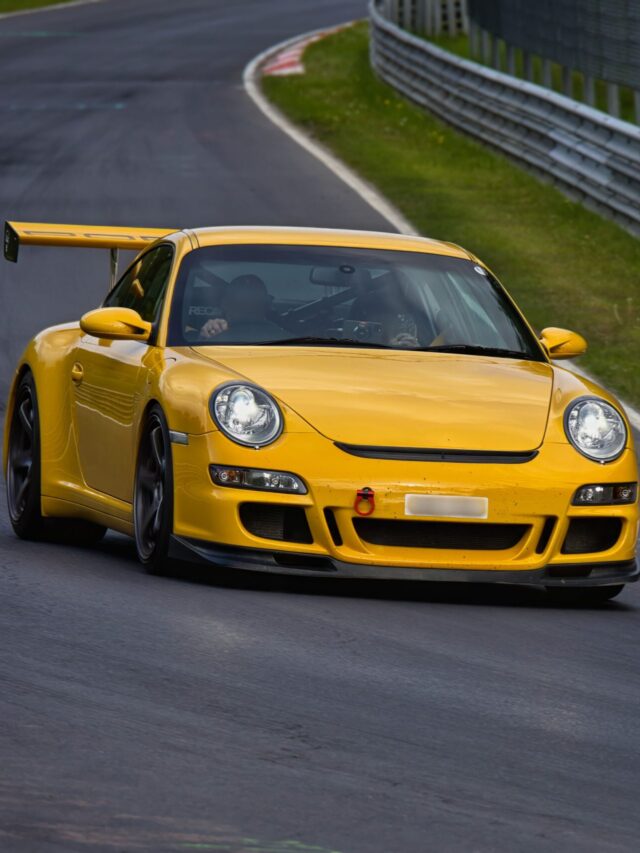 Porsche realiza festival de carros com corrida, música e mais de 200 veículos