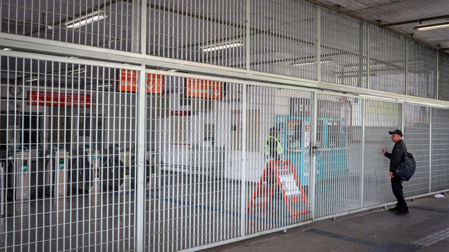 Estação Antônio Gianetti Neto, da Linha 11–Coral, em Ferraz de Vasconcelos, fechada durante a greve da CPTM
