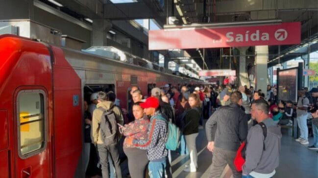 Trens da Linha 12-Safira circulam em via única durante manutenção na rede aérea de energia.