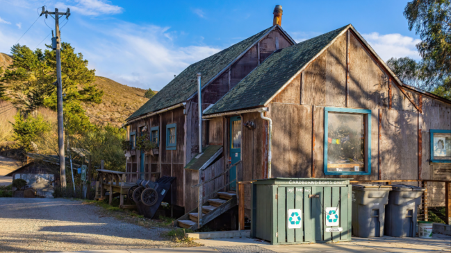 Casa construída com materiais reaproveitados ilustra alternativas ao uso de materiais convencionais na construção (Foto: Pexels)