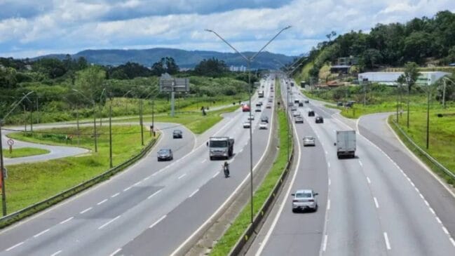 Equipes trabalharam na retirada da estrutura e na recuperação do trecho afetado após o acidente na rodovia.