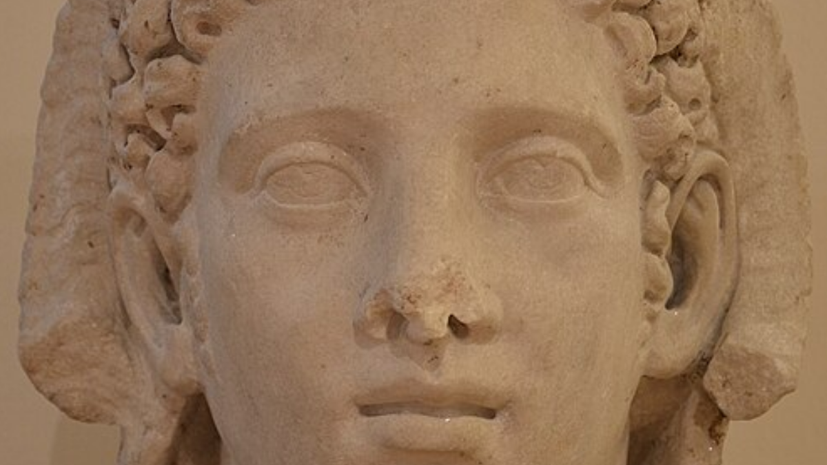 Alexandre chegou inclusive a ser cultuado como divindade após sua morte no Egito ptolemaico. Representações posteriores passaram a mostrá-lo com chifres de carneiro, associados a Zeus-Ammon (Foto: Carole Raddato / Wikimedia Commons)