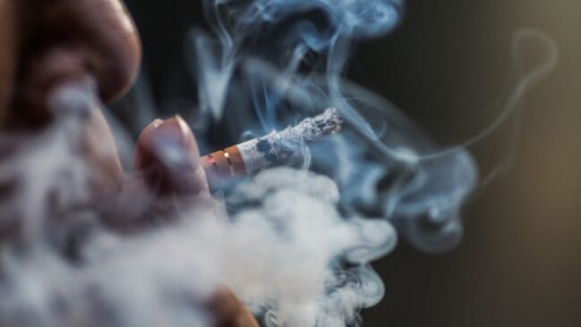 Pessoa fumando