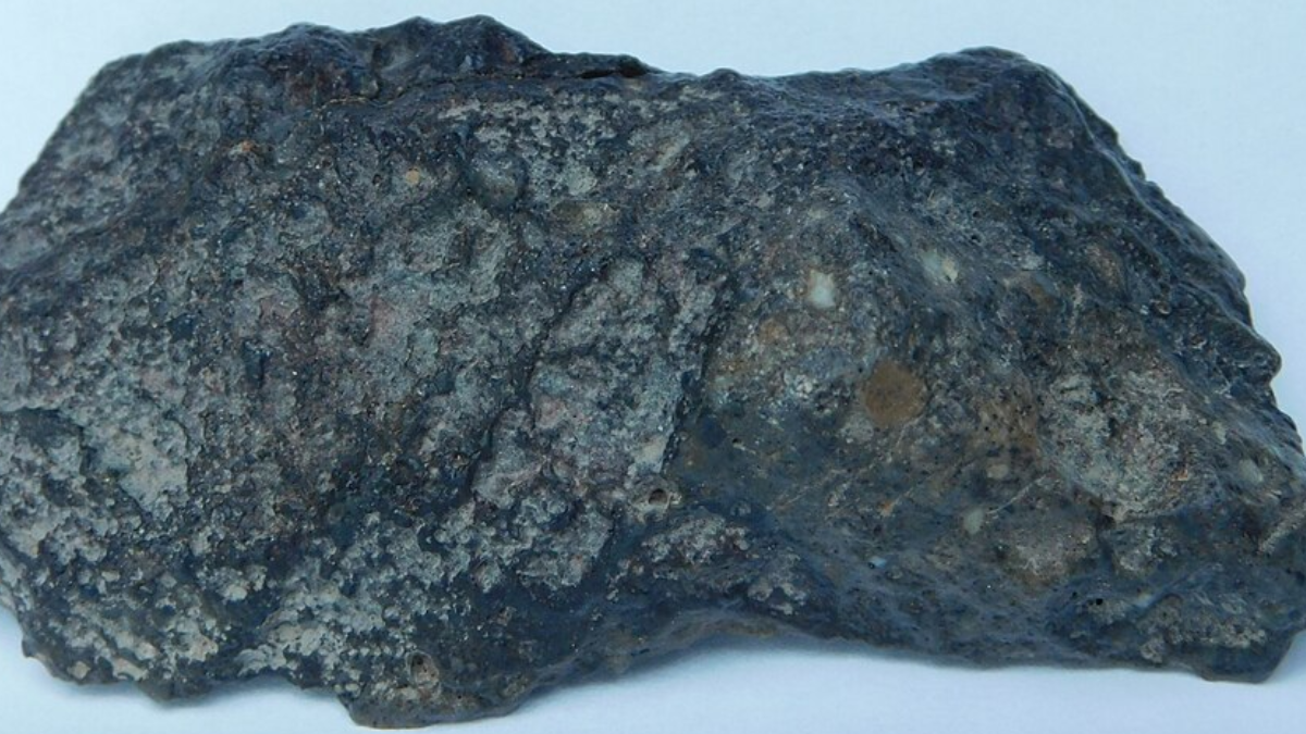 Tisserlitine 006 virou uma esfera de 12 centímetros feita com uma rocha originalmente arrancada da Lua cotada em US$ 825,5 mil (Foto: NathanScientific / Wikimedia Commons)