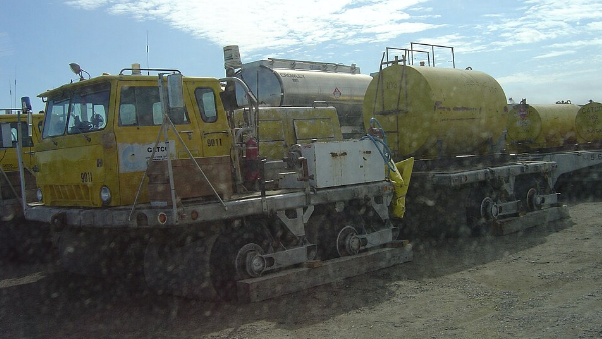 Campo petrolífero de Prudhoe Bay, no extremo norte do Alasca, onde Meegan precisou de autorização para concluir a caminhada até o oceano Ártico (Foto: Jkbrooks85 / Wikimedia Commons)