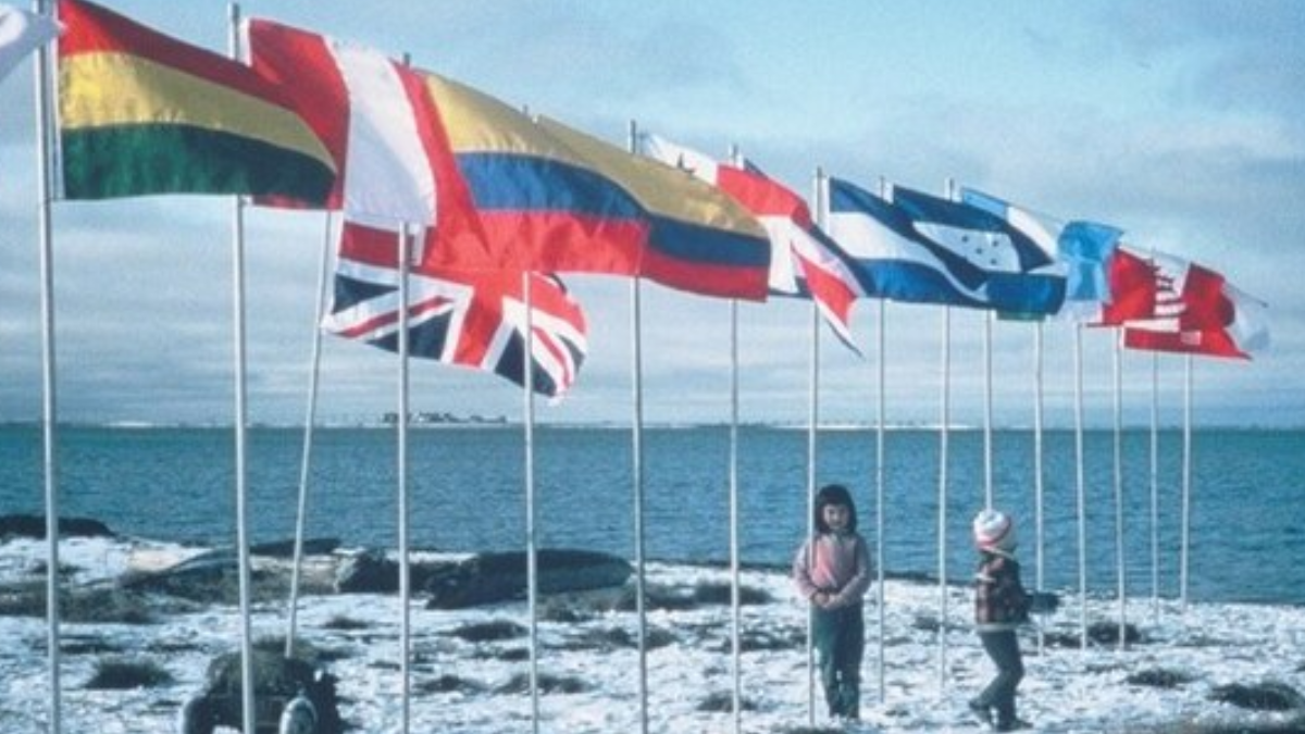 George Meegan alcança o mar de Beaufort, no Alasca, em 1983, encerrando a caminhada iniciada em Ushuaia quase sete anos antes (Foto: George Meegan / Wikimedia Commons)