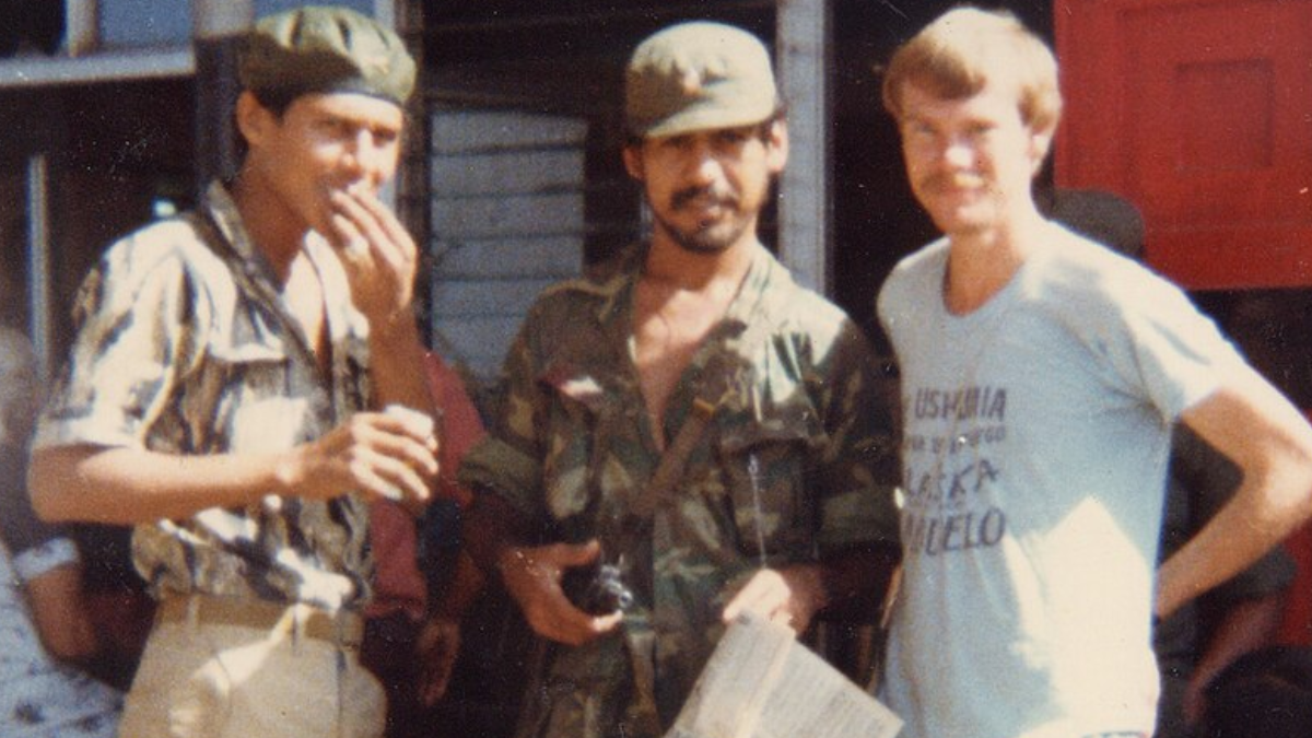 George Meegan posa com sandinistas durante sua passagem pela Nicarágua, que atravessou em um período de conflito no país (Foto: George Meegan / Wikimedia Commons)