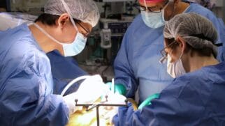 Primeira biópsia pediátrica de tumor cerebral guiada por robótica