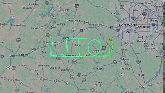 Captura de tela do mapa de rastreamento aéreo da plataforma Flightradar24 sobre a região a oeste de Fort Worth, no estado do Texas (Estados Unidos). A trajetória percorrida pela aeronave está desenhada por uma linha verde brilhante sobre as estradas e municípios de Granbury, Lipan e Santo, formando com precisão as letras maiúsculas da palavra "LITO". No canto direito da palavra desenhada, encontra-se o ícone amarelo de um avião indicando a posição atual da aeronave ao concluir o percurso