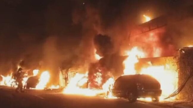 A ocorrência mobilizou 11 viaturas e cerca de 30 bombeiros para o combate às chamas.