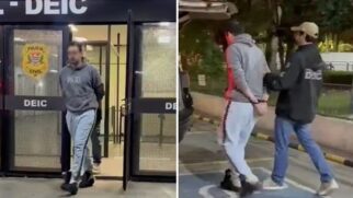 Composição em dois quadros verticais mostrando a condução de um homem preso na sede do DEIC. No quadro da esquerda, o suspeito, vestindo casaco de moletom cinza com a palavra "Diesel", calça de moletom clara e com o rosto desfocado por efeito de edição, caminha algemado com as mãos para trás ao sair pelas portas de vidro da instituição, onde se lê o brasão da Polícia Civil e a sigla "DEIC".