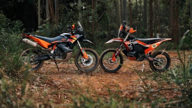 KTM 890 Adventure Rally e KTM 450, que serão utilizadas pelos pilotos Dimas Mattos e Crispy Arriegada no Rali dos Sertões 2026.