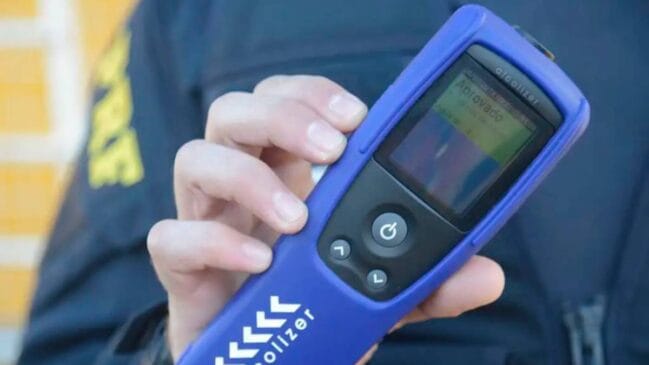 O equipamento utiliza amostra de saliva para verificar a presença de substâncias psicoativas durante a fiscalização