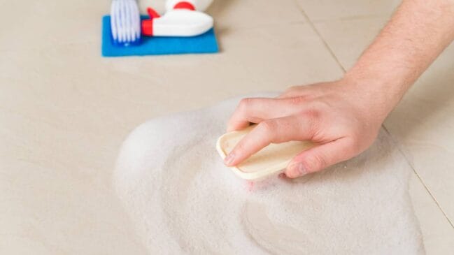 A reação libera dióxido de carbono, responsável pelas bolhas que aparecem durante o contato entre os ingredientes.