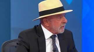 Presidente adotou a proteção após passar por radioterapia na região.