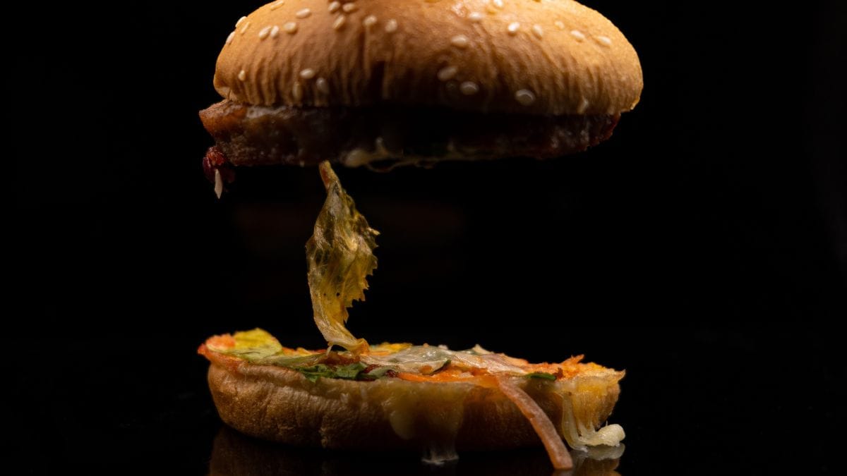 Hambúrguer com queijo e alface evidencia o tipo de lanche que muda completamente com uma boa maionese verde (Foto: Pixabay)