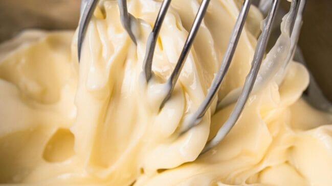 Emulsão bem feita é o que transforma ingredientes simples em uma maionese lisa, firme e cremosa (Foto: Nano Erdozain / Pexels)