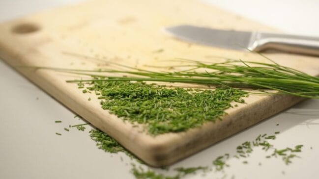 Salsinha fresca ajuda a dar aroma, cor e aquele sabor de molho de hamburgueria à maionese verde (Foto: alleksana / Pexels)