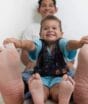 Dono dos maiores pés do mundo precisou fazer as próprias sandálias com pneus e calçaria número 58/59 no Brasil