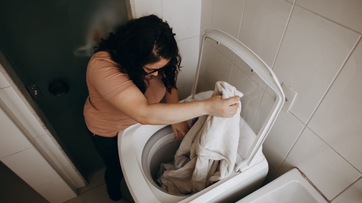 Antes de mexer no interior da máquina de lavar, o recomendado é desligar o aparelho e retirá-lo da tomada (Foto: Helena Lopes/ Pexels)