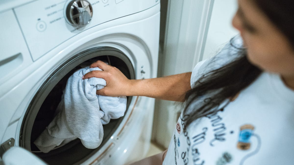 Um hábito comum pode oferecer perigo: bombeiros alertam para os riscos de mexer na máquina de lavar ligada (Foto: RDNE Stock project/ Pexels)