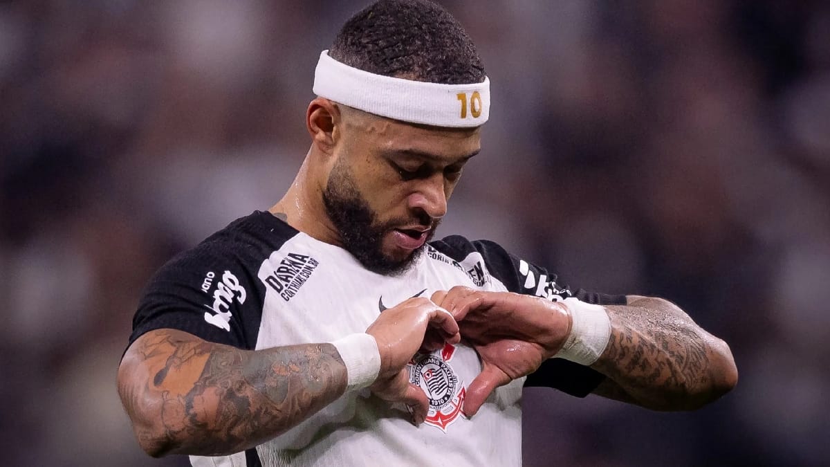 Memphis Depay fazendo coração em volta do símbolo do Corinthians