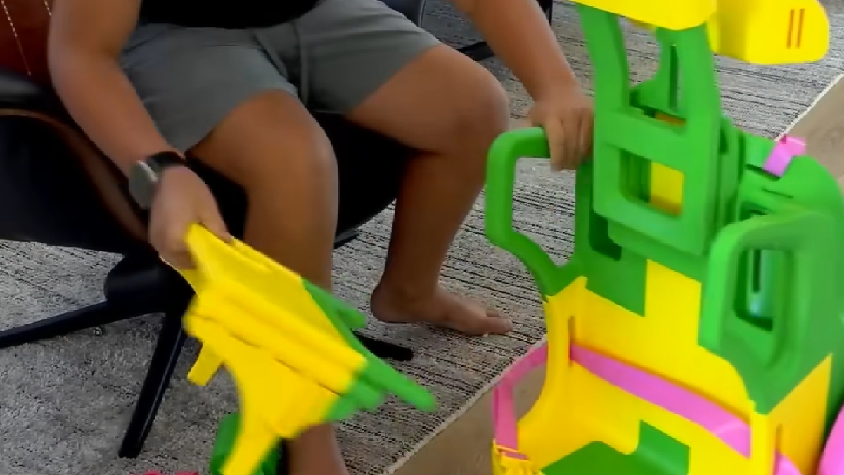 Menino construiu cadeira de rodas personalizada