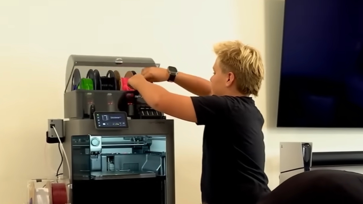 Menino construiu cadeira de rodas personalizada