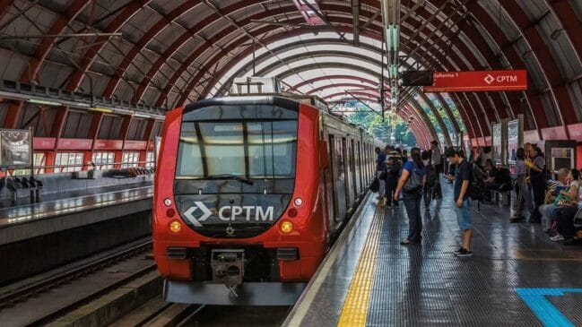 Passageiros deverão seguir as orientações nas estações durante os serviços.
