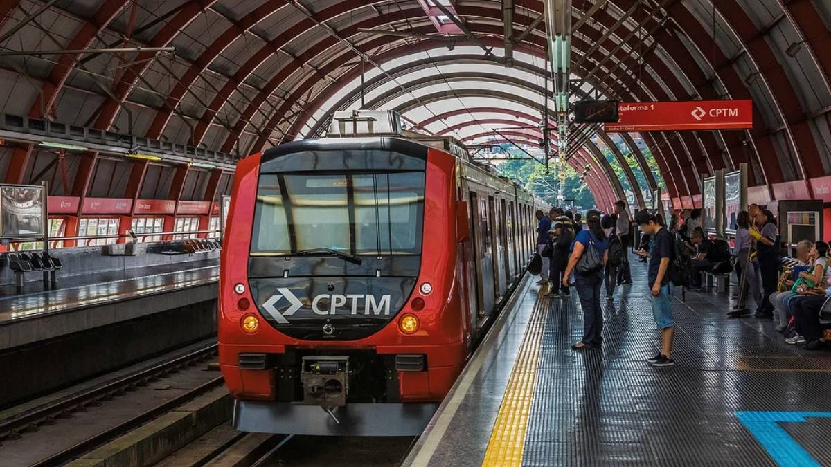 Passageiros deverão seguir as orientações nas estações durante os serviços.