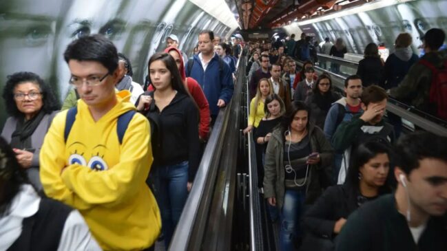 Passageiros encontram operação diferente entre as linhas do metrô durante a manhã desta terça-feira (4).