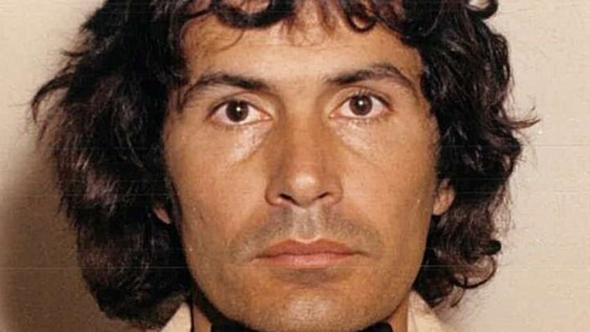 Onze anos depois de escapar da polícia no caso Tali Shapiro, Alcala aparecia novamente diante de uma câmera, agora sob custódia; começava uma batalha judicial que atravessaria três décadas (Foto: Huntington Beach Police Department / Wikimedia Commons)