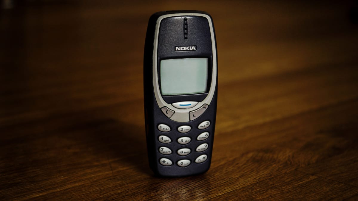 Nokia 300 Charge tem conexão USB-C e bateria projetada para oferecer autonomia prolongada (Foto: Masood Aslami/ Pexels)