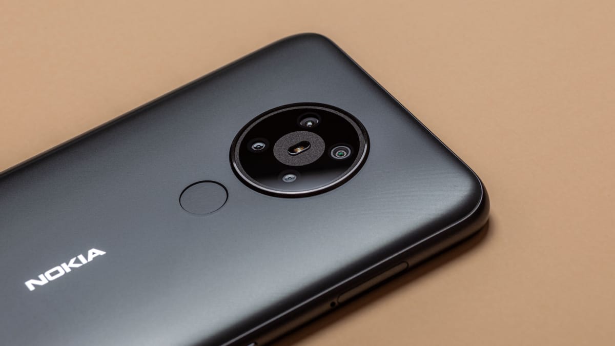 Nokia 300 Charge combina hardware simples, bateria de 3.700 mAh e carregamento reverso (Foto: Stas Knop/ Pexels)