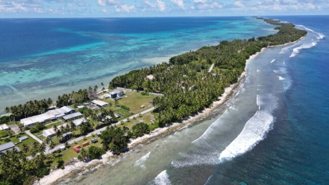 Cercadas pelo Pacífico, as Ilhas Marshall enfrentam uma ameaça que avança silenciosamente: a elevação do nível do mar (Foto: Pexels)