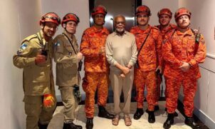 Gilberto Gil e agentes do Corpo de Bombeiros Militar do Rio de Janeiro /Reprodução/Instagram