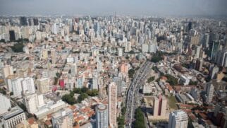Decisão preserva projetos já aprovados e muda a referência para novos licenciamentos em parte da capital.