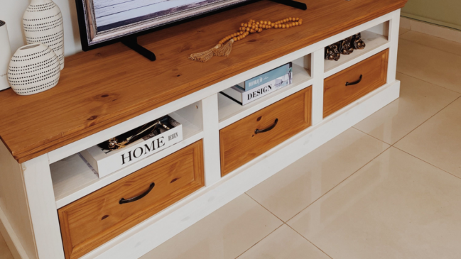Com painel, madeira, metal ou suspensos, esses racks podem deixar de ser apenas apoio para a TV e virar os grandes protagonistas da decoração (Foto: Pexels)