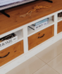 5 “racks” mágicos que transformam qualquer sala e fazem a decoração roubar a cena sem gastar uma fortuna em reforma