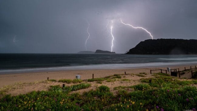 Dentro de um veículo fechado, mantenha os vidros fechados e evite tocar nas partes metálicas durante a tempestade.