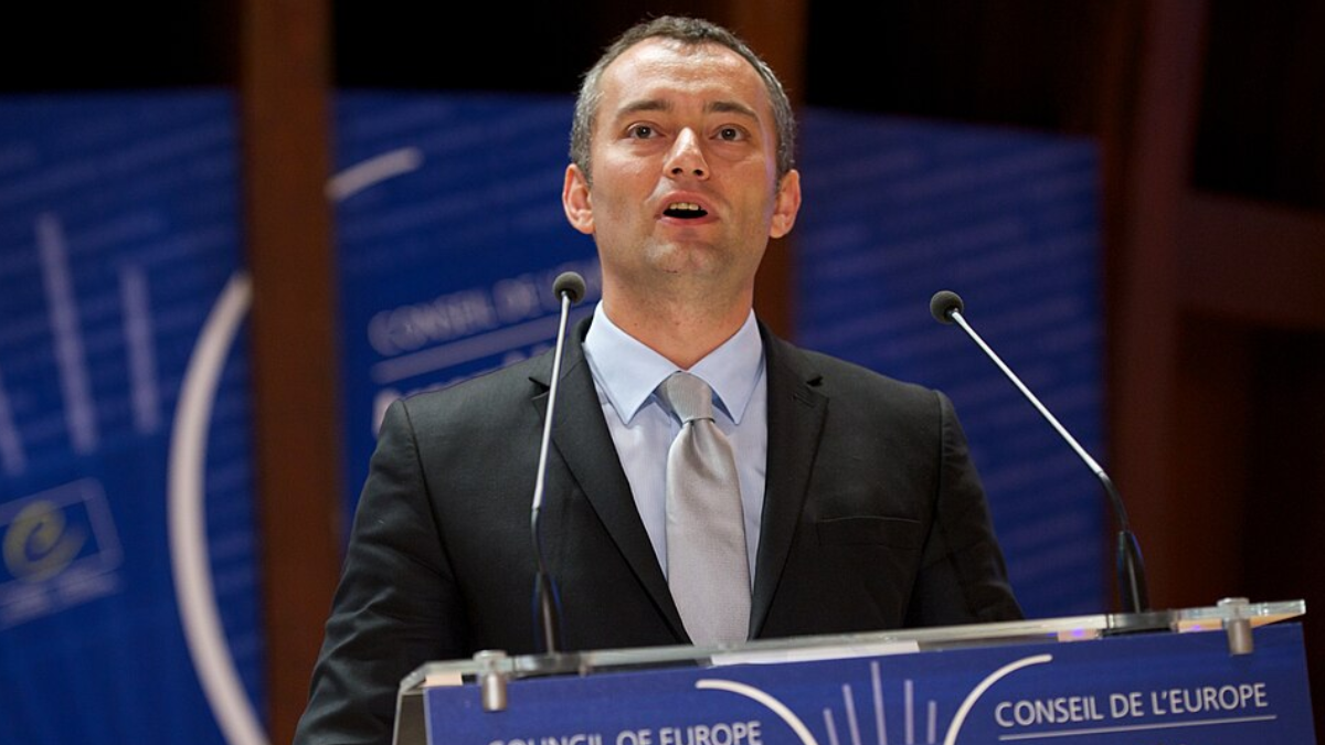 Sem acordos firmados, uma nova proposta foi apresentada em 2026 na Assembleia Parlamentar do Conselho da Europa mencionando as toneladas de ouro; ainda sem debate (Foto: MFA Bulgaria / Wikimedia Commons)