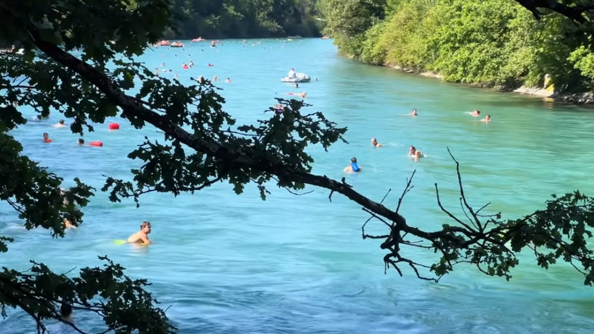 Moradores de Berna entram no rio Aar para aproveitar a correnteza e se refrescar durante o verão europeu (Reprodução: A-TravelVideo/ YouTube)