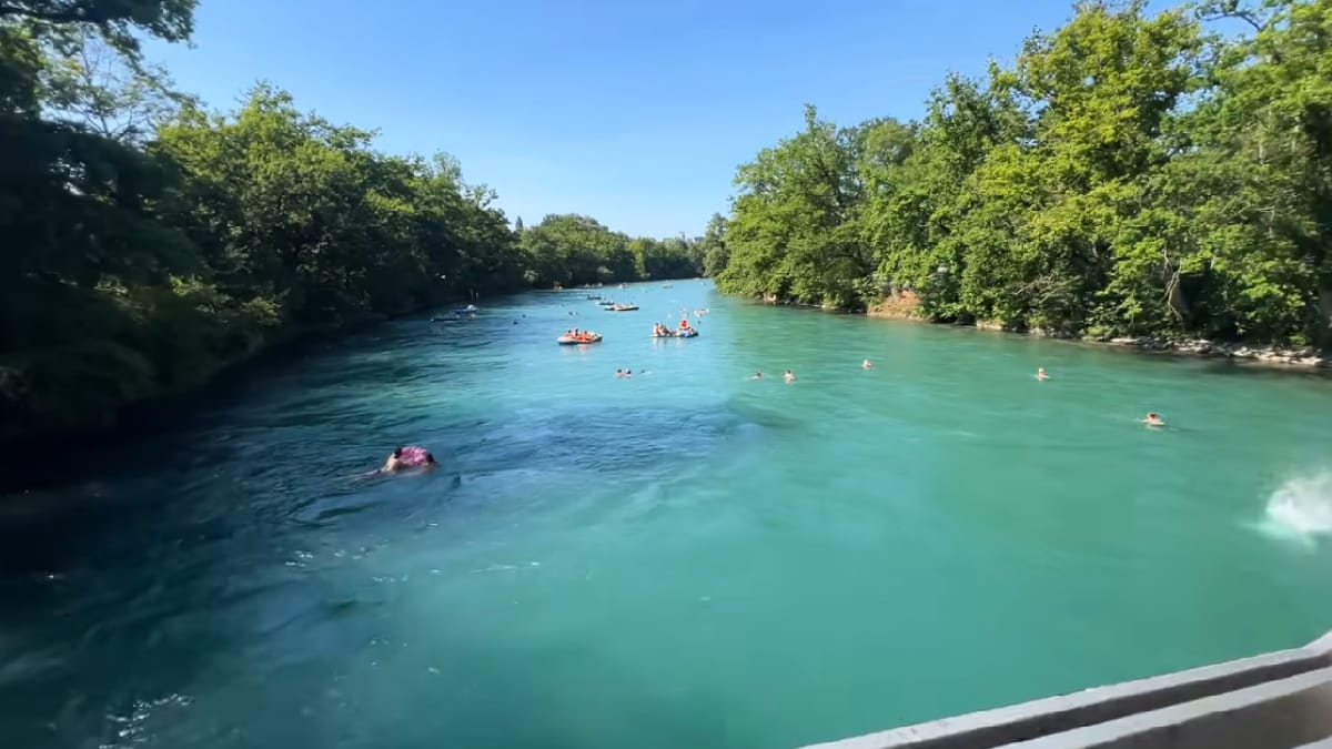 Com águas cristalinas e paisagens históricas ao redor, o rio Aar ganha protagonismo no verão de Berna (Reprodução: A-TravelVideo/ YouTube)