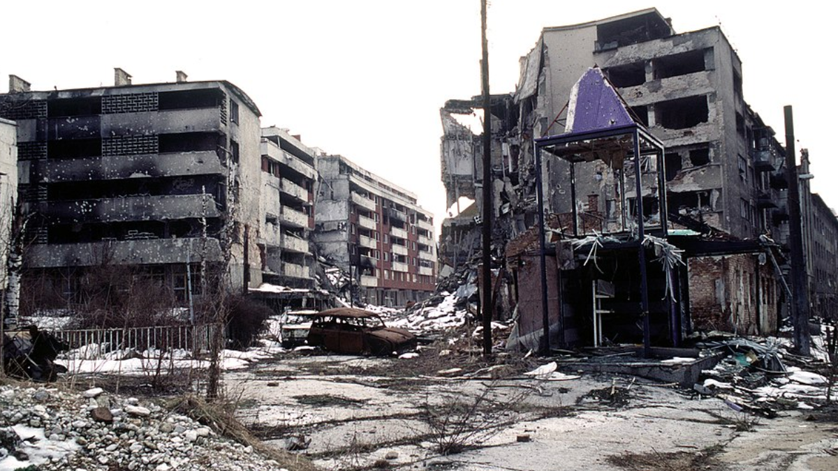 Um dos relatos mais antigos veio de John Jordan. Em 2007, ele declarou ter visto homens aparentemente estrangeiros sendo conduzidos por posições de franco-atiradores em Sarajevo. Jordan ressaltou que nunca os viu disparar (Foto: Lt. Stacey Wyzkowski / Departamento de Defesa dos EUA / Imagem Ilustrativa)